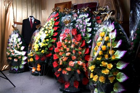 Похоронные траурные венки из живых цветов