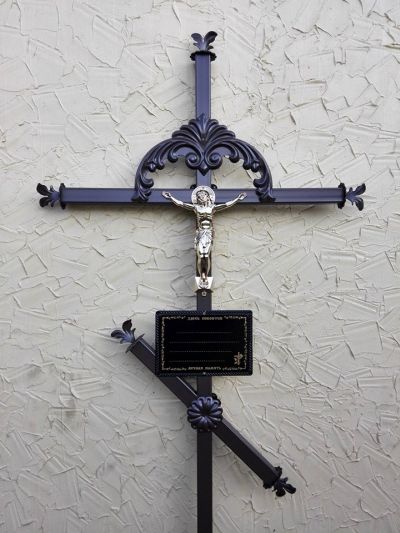 Металлический крест на кладбище