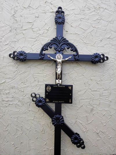 Крест на могилу с Христом